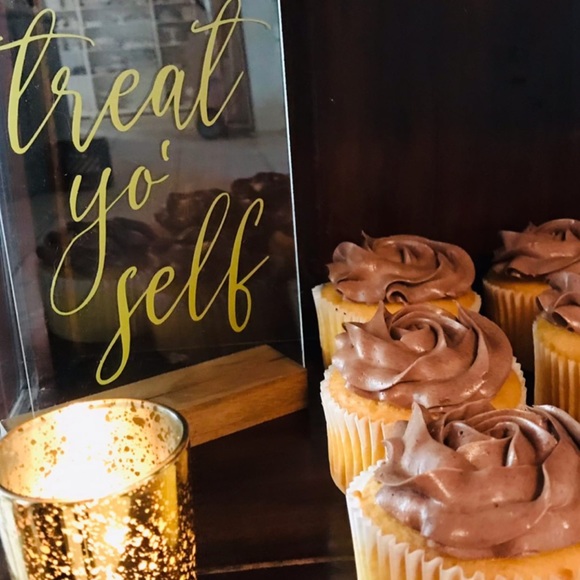 ‘TREAT YO’ SELF’ ACRYLIC DECORATION SIGN WITH GOLD WRITING AND WOODEN BASE - Picture 1 of 2